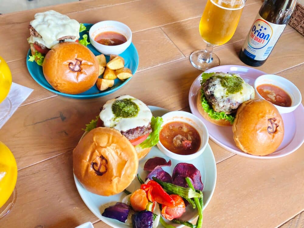 テーブルにボッカバーガーの3セットが並んでいる